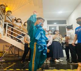 一張含有 個人, 室內, 天花板 的圖片