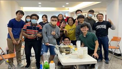 一張含有 地板, 室內, 天花板, 個人 的圖片