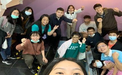 一張含有 個人, 團體, 擺姿勢, 室內 的圖片