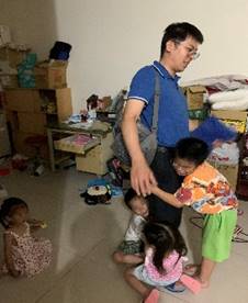 一張含有 個人, 室內, 牆, 地板 的圖片