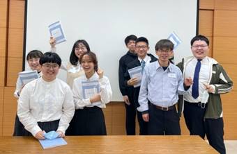 一張含有 室內, 地板, 個人, 天花板 的圖片