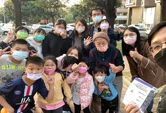 一張含有 個人, 小孩, 室外, 年輕 的圖片