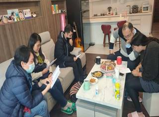 一張含有 文字, 個人, 室內, 團體 的圖片