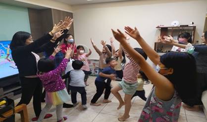 一張含有 個人, 地板, 室內, 牆 的圖片