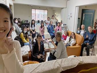 一張含有 文字, 個人, 室內, 地板 的圖片