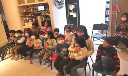 一張含有 文字, 個人, 室內, 地板 的圖片