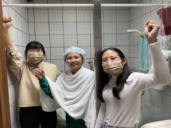 图片包含 人, 服装, 室内, 男人