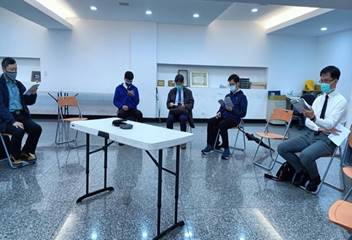 一張含有 室內, 天花板, 地板, 個人 的圖片