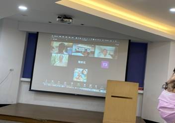 一張含有 文字, 牆, 室內, 天花板 的圖片